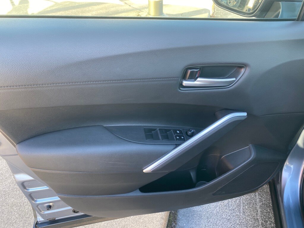 2024 Toyota Corolla Cross XLE photo 3