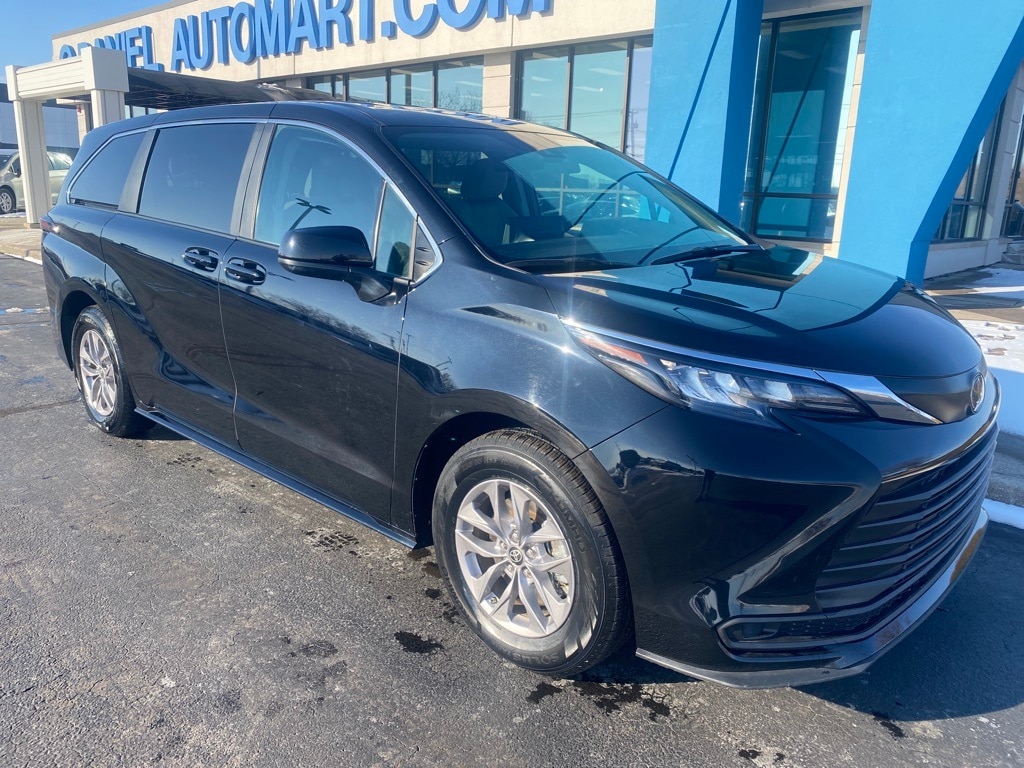 2024 Toyota Sienna LE's photo