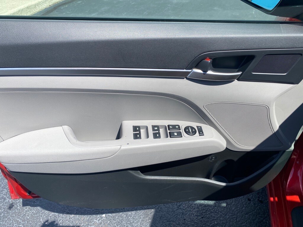 2020 Hyundai Elantra SE photo 3