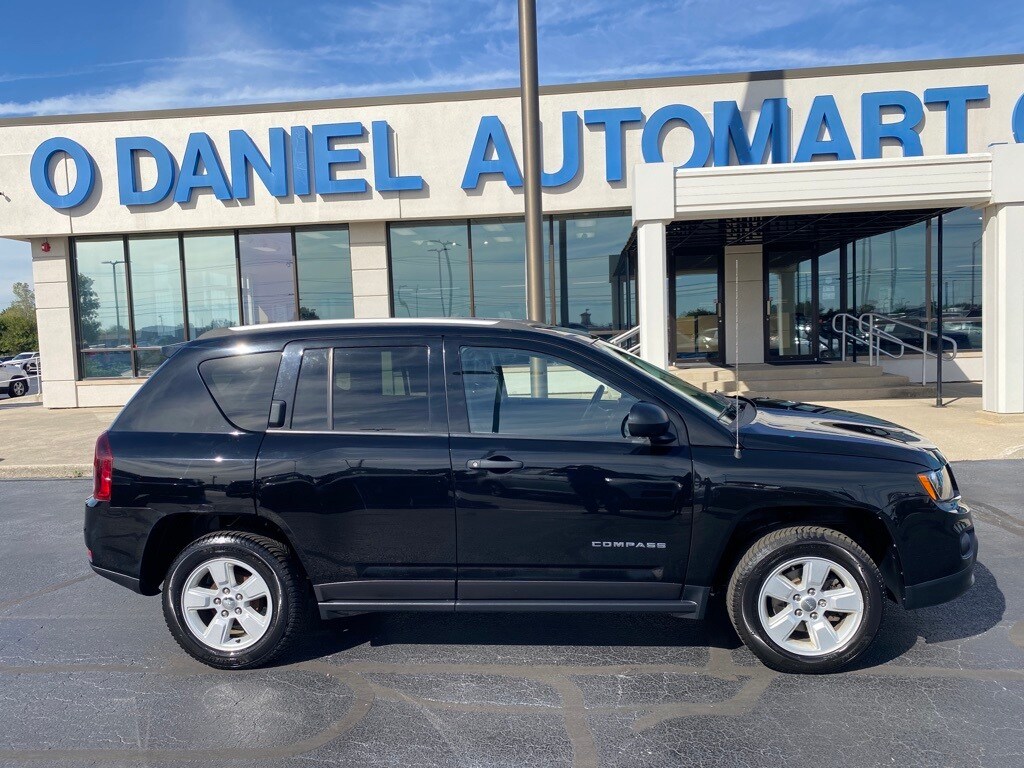 2017 Jeep Compass Sport photo 2