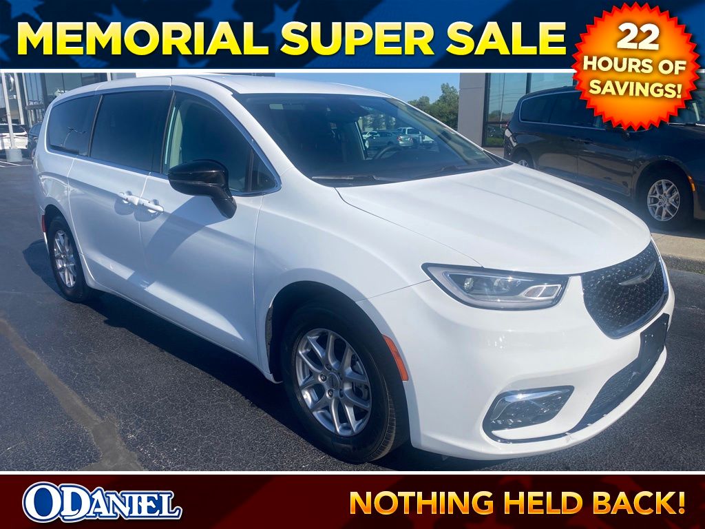 2024 Chrysler Pacifica Touring L's photo