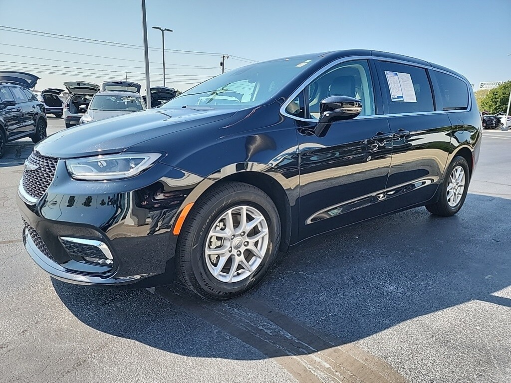 2024 Chrysler Pacifica Touring L photo 2