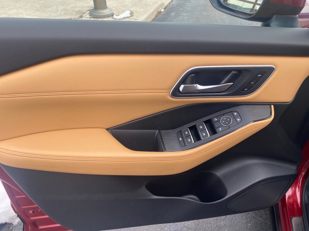 2023 Nissan Rogue Platinum photo 2