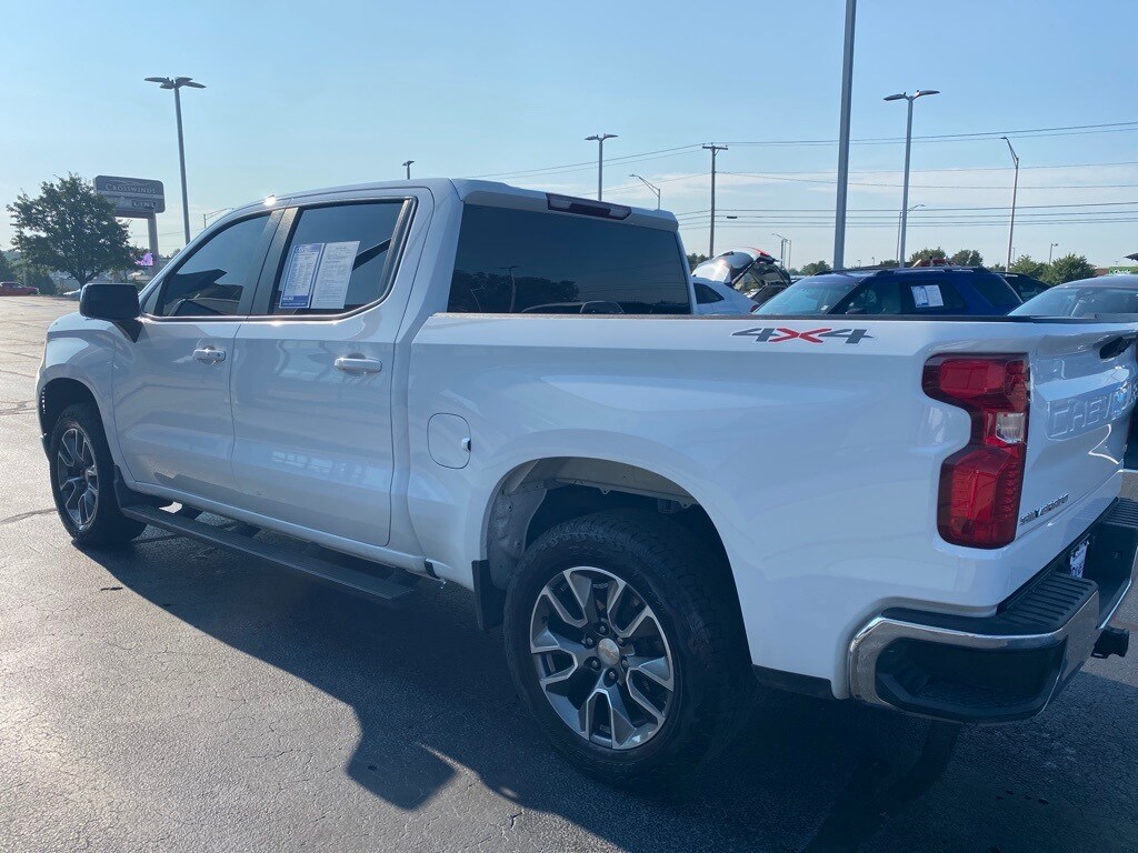 2024 Chevrolet Silverado 1500 LT photo 2