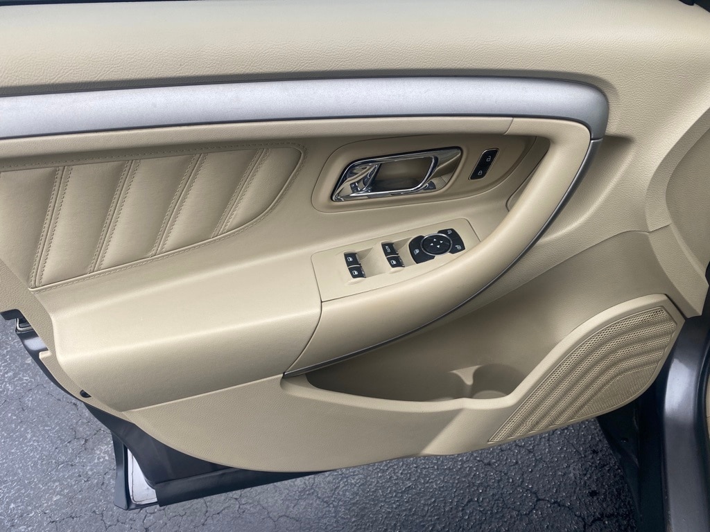 2013 Ford Taurus SEL photo 3