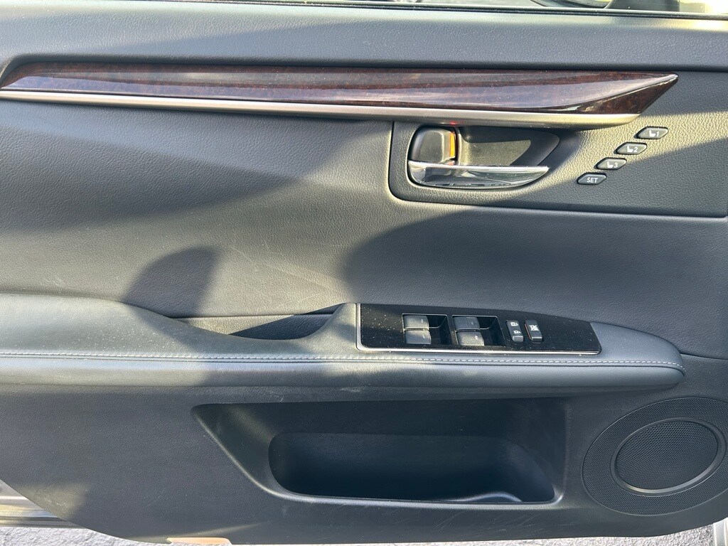 2016 Lexus ES 300h photo 4