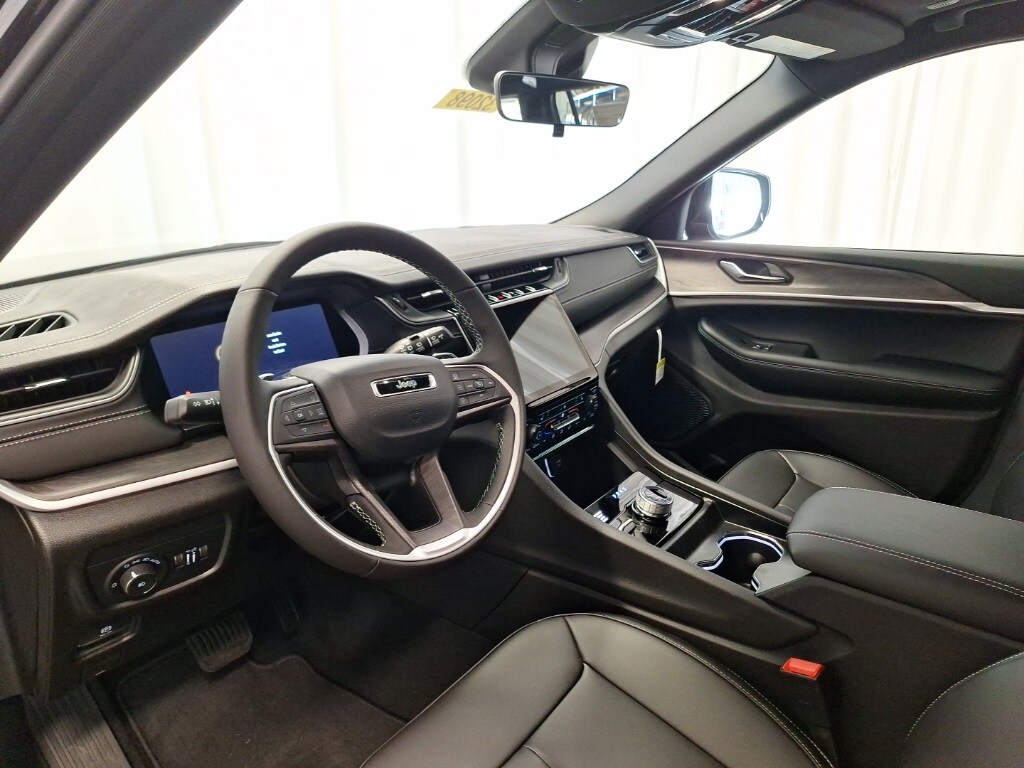 2025 Jeep Grand Cherokee Limited Sport photo 2