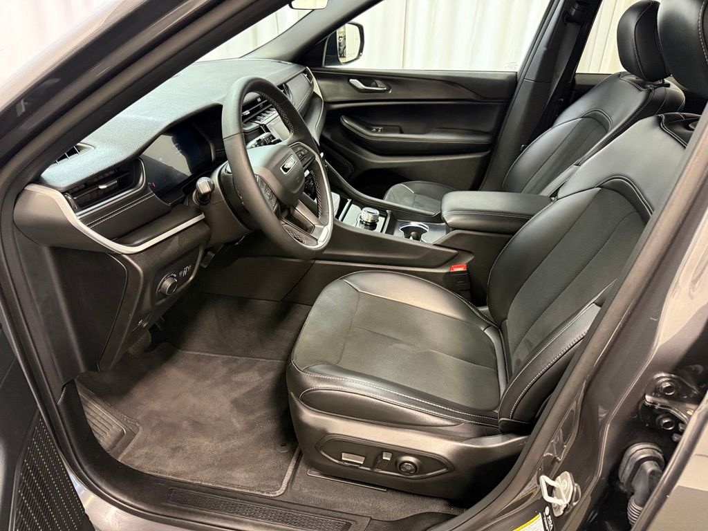 Used 2025 Jeep Grand Cherokee L Laredo SUV