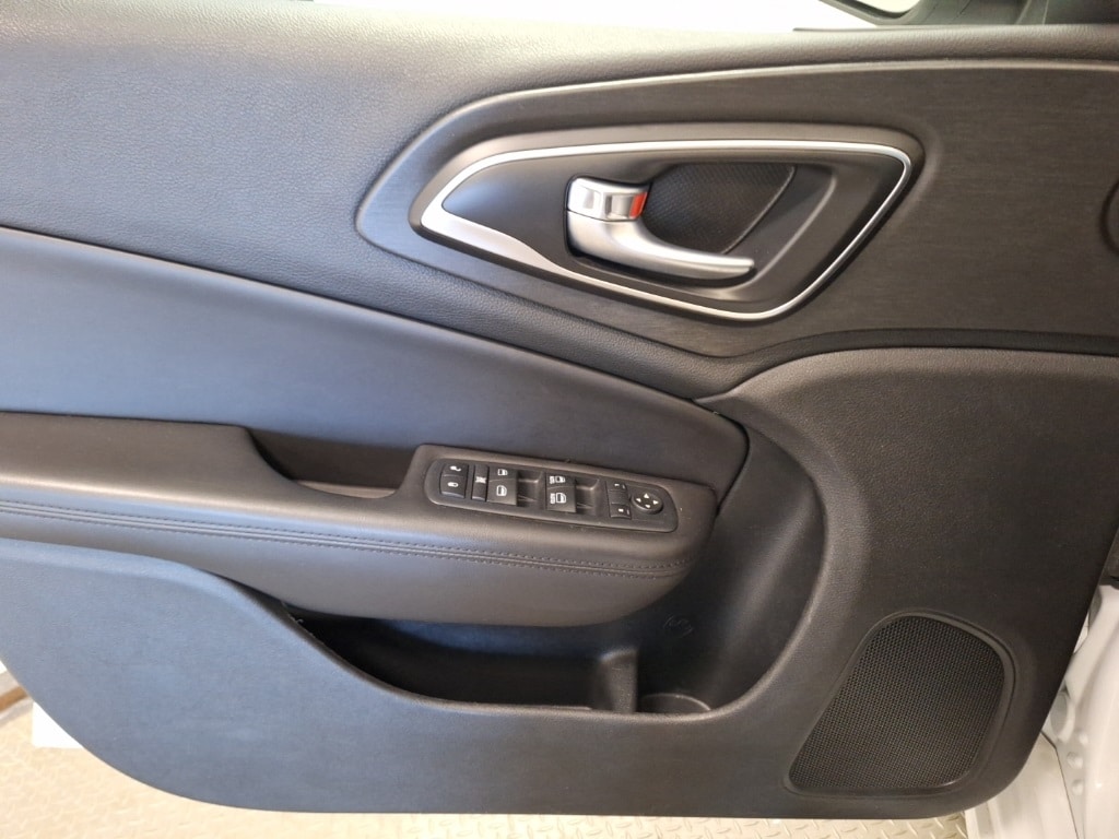 2017 Chrysler 200 Limited photo 4