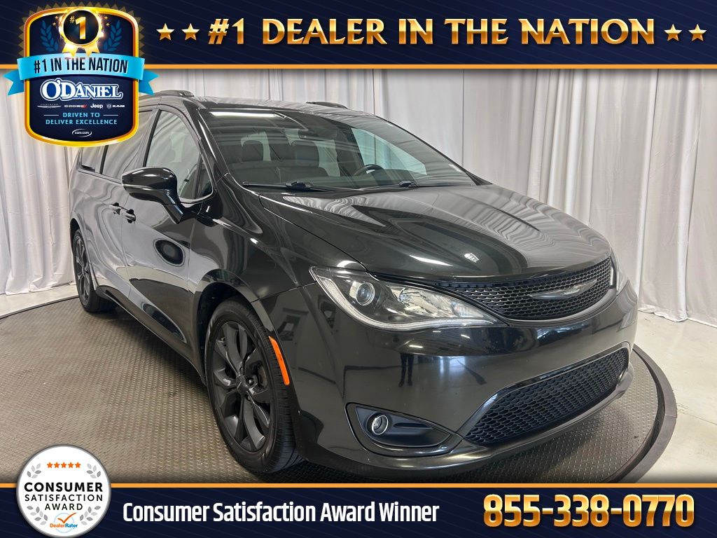 2018 Chrysler Pacifica Limited's photo