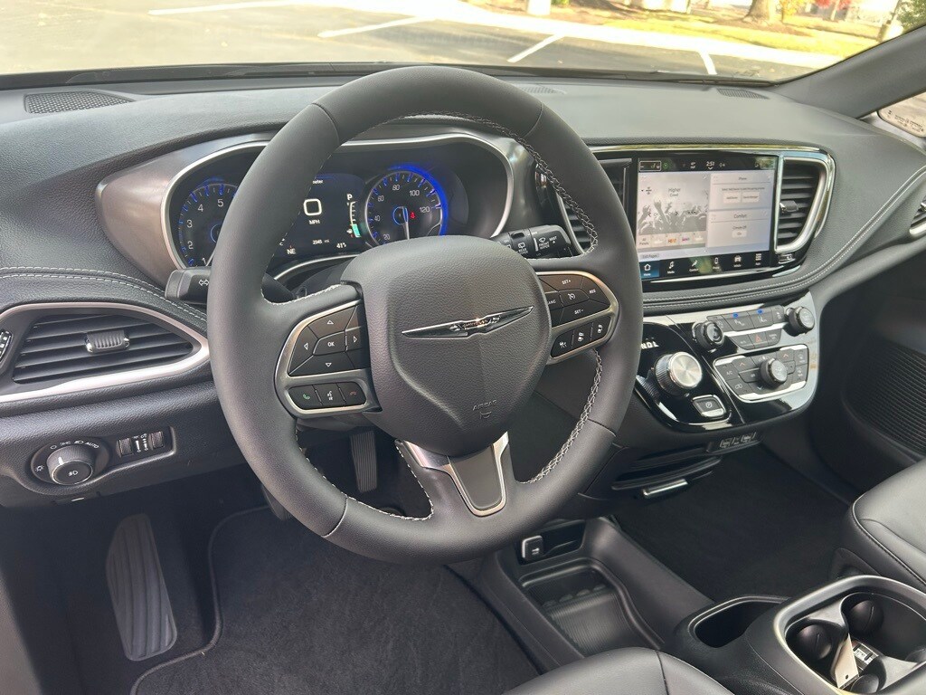 2025 Chrysler Pacifica photo 2