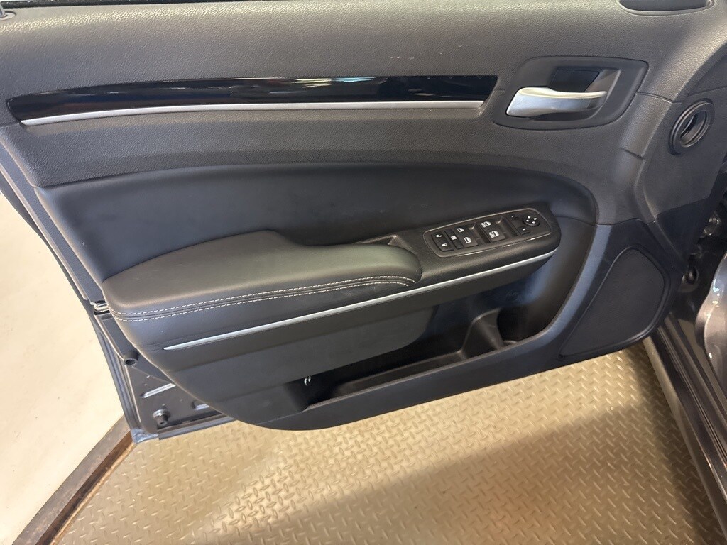 2022 Chrysler 300 S photo 4