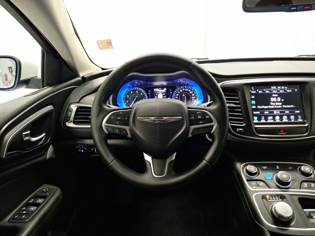 2017 Chrysler 200 Limited photo 3
