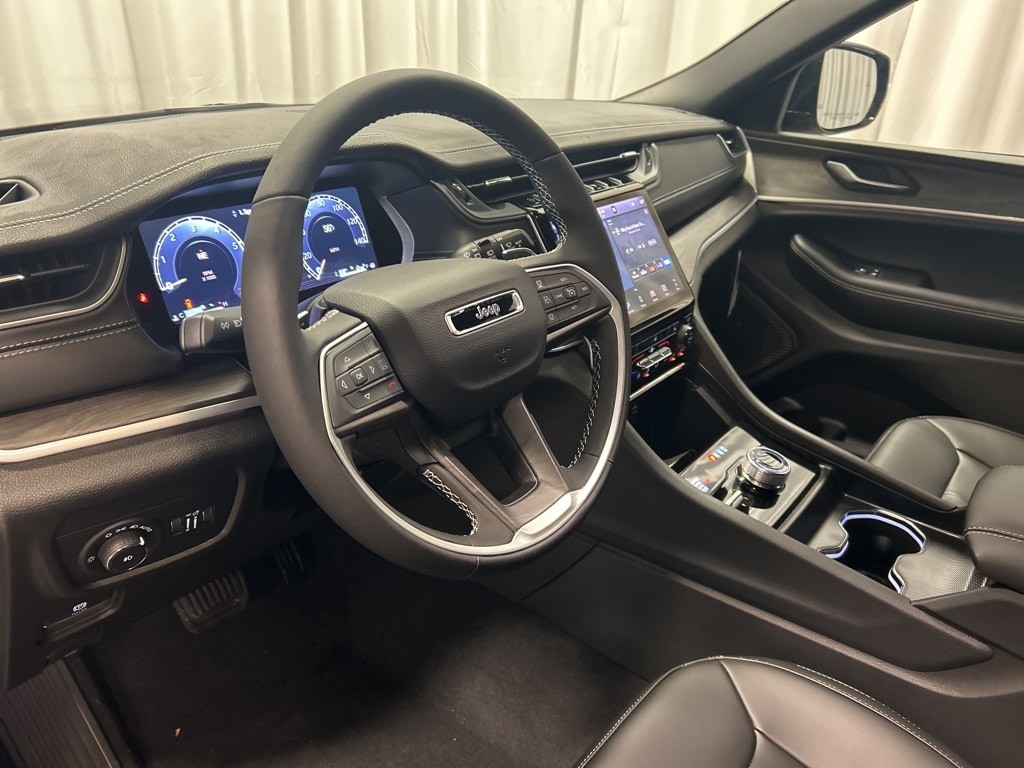 2025 Jeep Grand Cherokee Limited photo 3