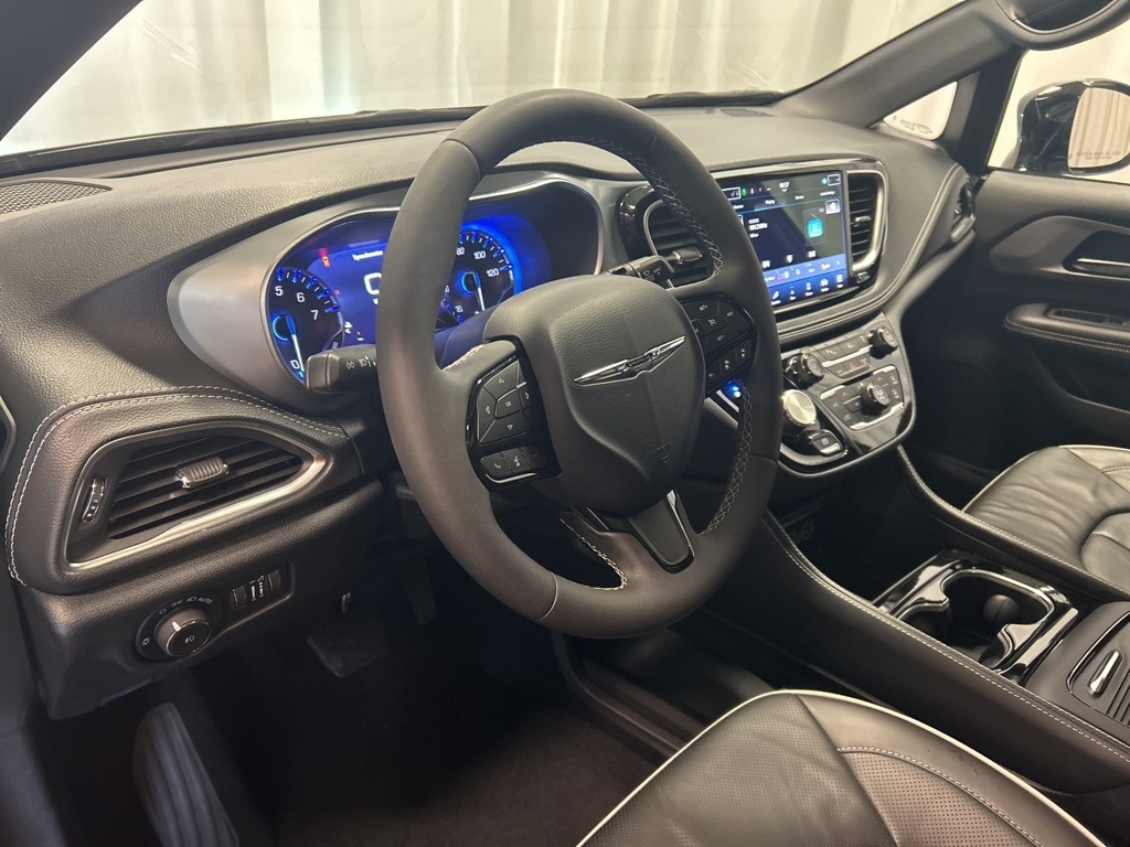 Used 2025 Chrysler Pacifica Limited Van Passenger Van