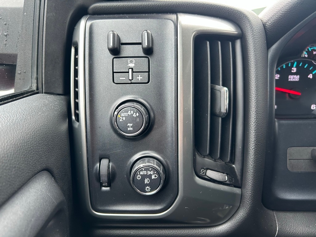 2018 Chevrolet Silverado 1500 LT photo 3