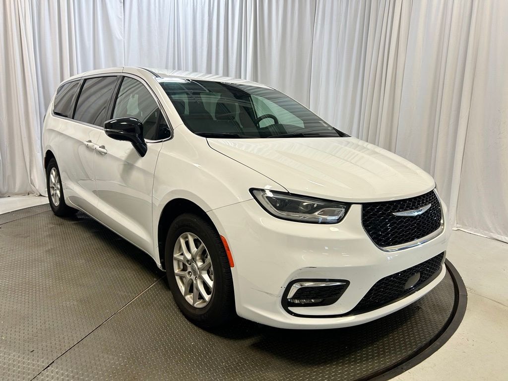 Used 2025 Chrysler Pacifica Select Van Passenger Van