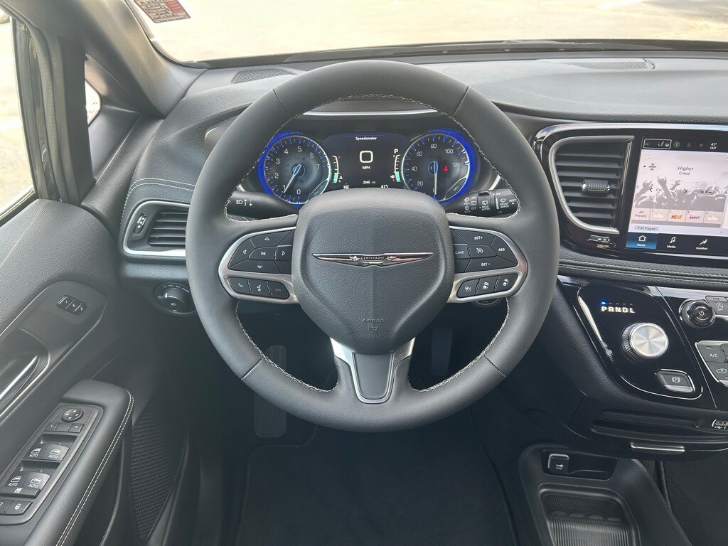 2025 Chrysler Pacifica photo 3
