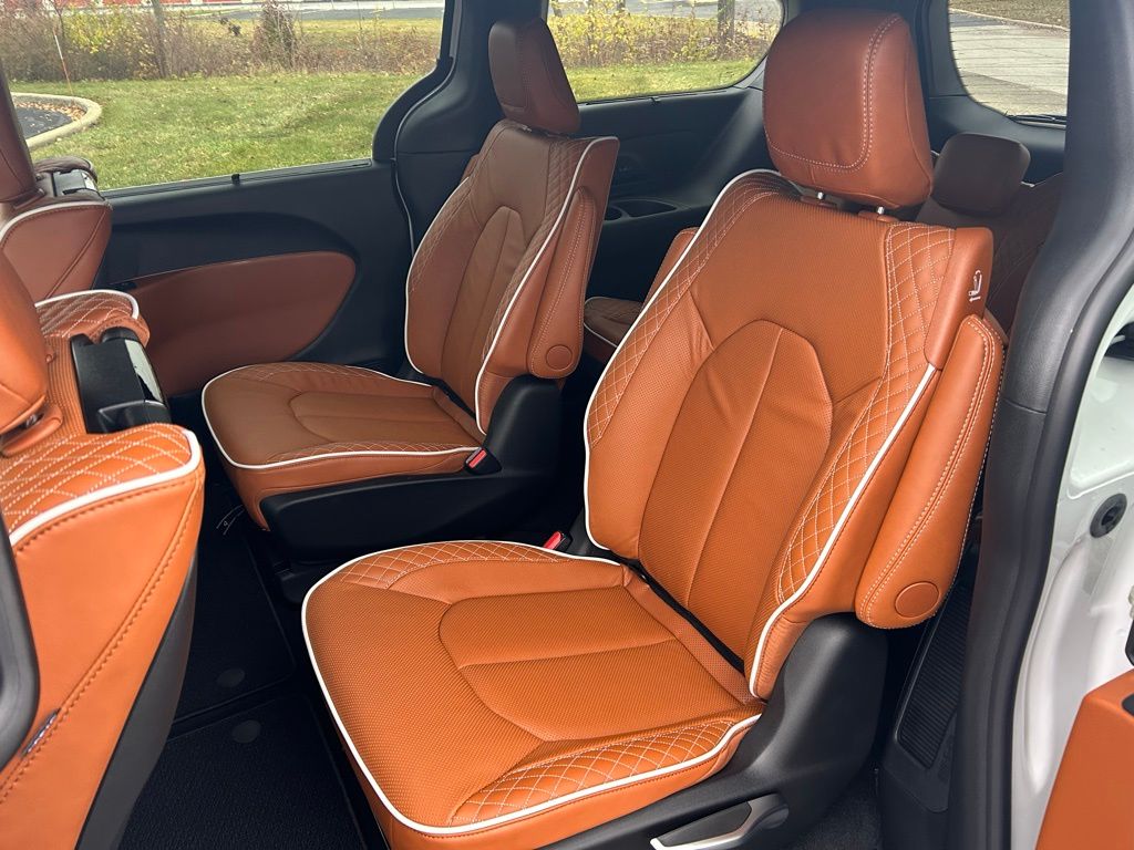 2026 Chrysler Pacifica Pinnacle - Photo 17