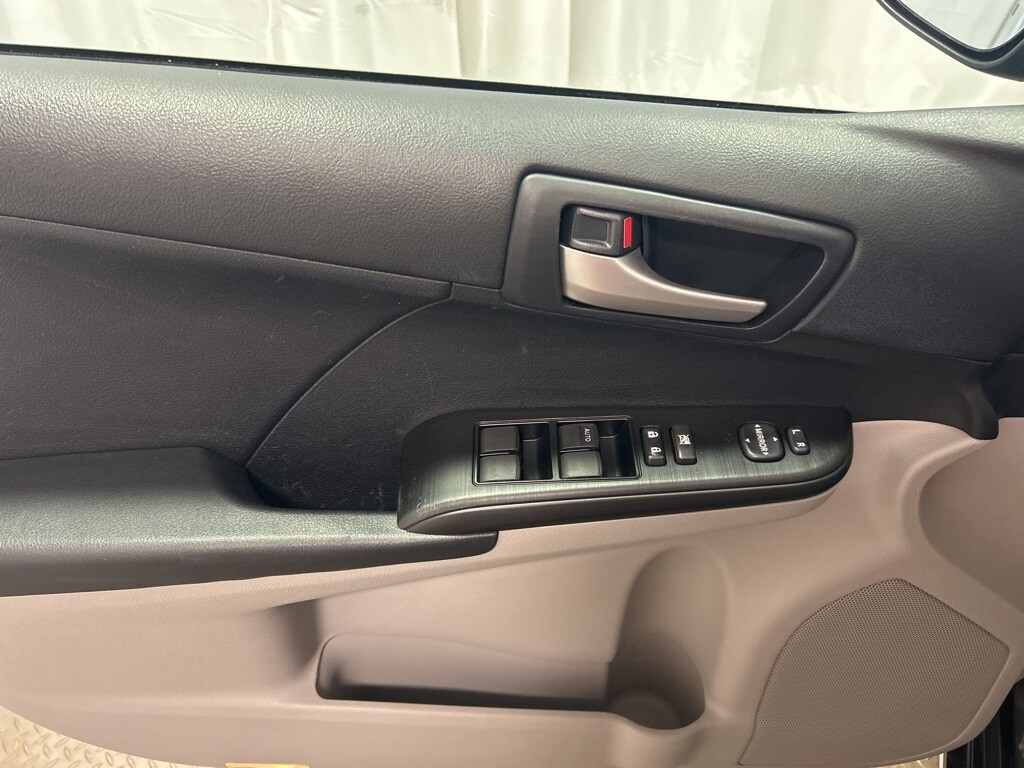 2012 Toyota Camry LE photo 3