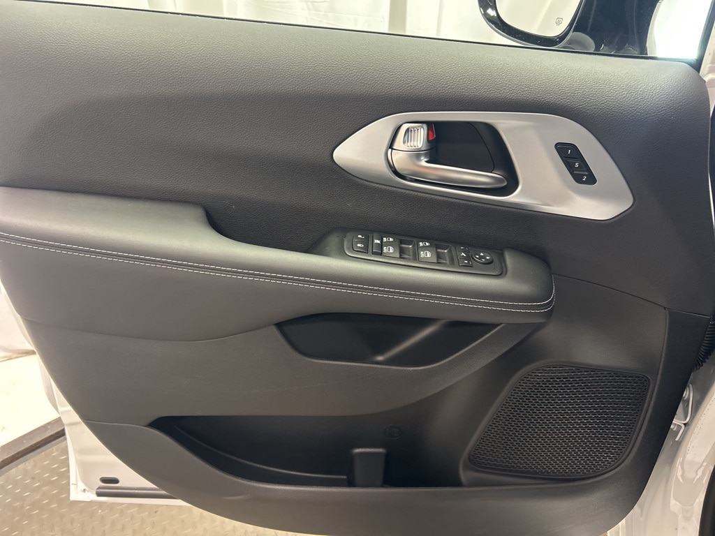 2026 Chrysler Pacifica Limited photo 4