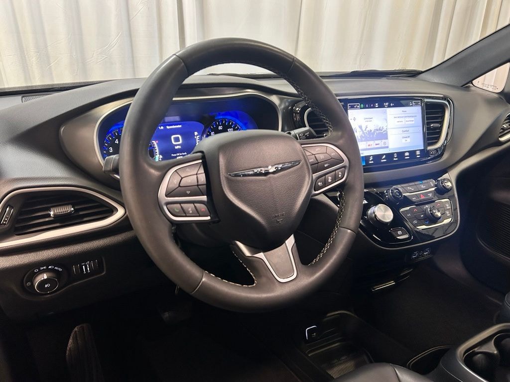 Used 2025 Chrysler Pacifica Select Van Passenger Van