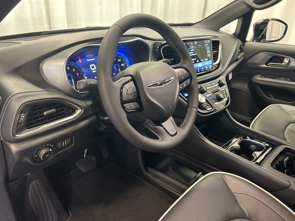 2026 Chrysler Pacifica Limited photo 3