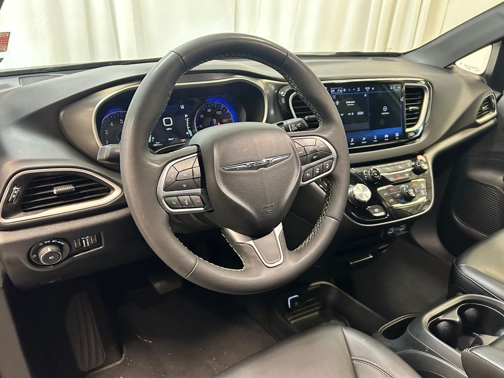 Used 2025 Chrysler Pacifica Select Van Passenger Van