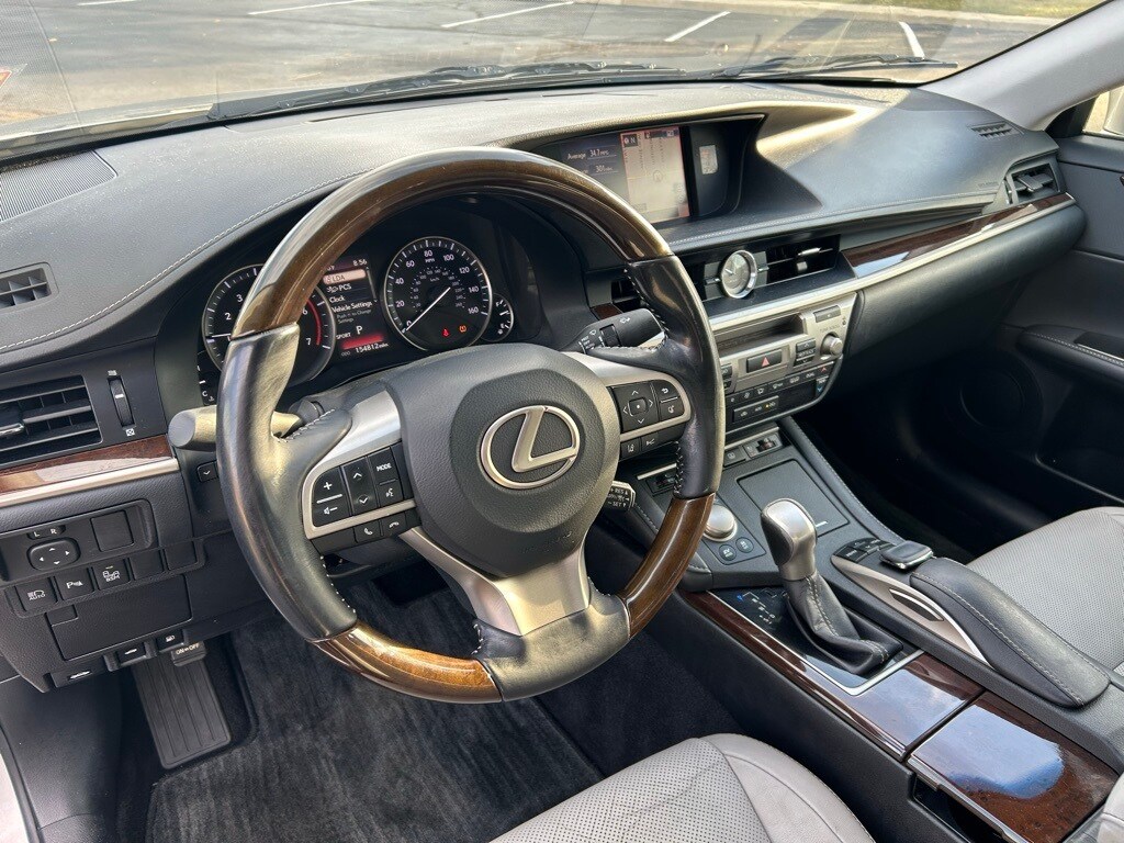 2016 Lexus ES 300h photo 2