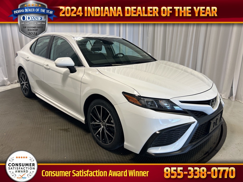 2024 Toyota Camry SE's photo