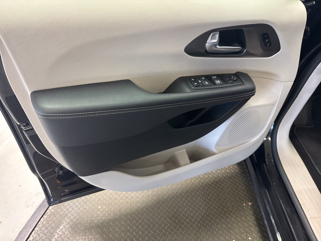 2024 Chrysler Pacifica Touring L photo 4