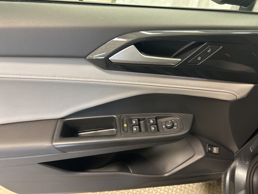 2022 Volkswagen Taos SEL photo 3