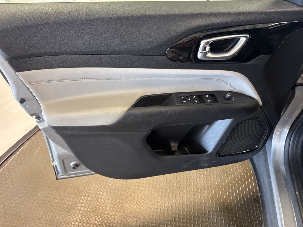 2023 Jeep Compass Limited photo 3