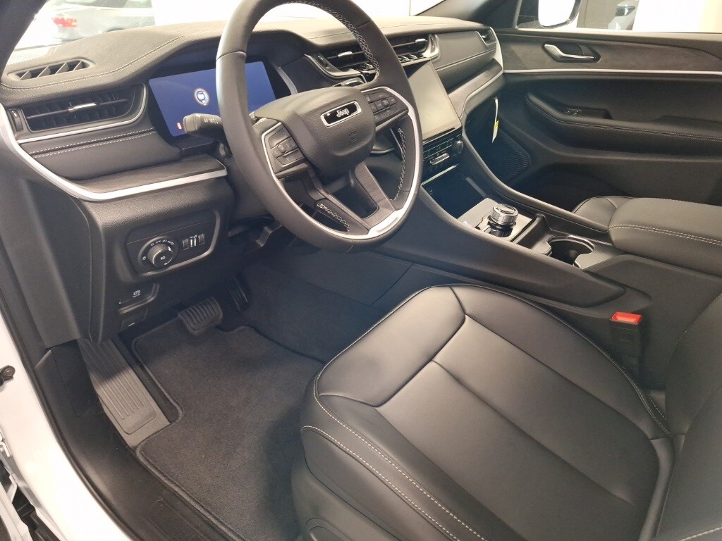 2025 Jeep Grand Cherokee Limited photo 2