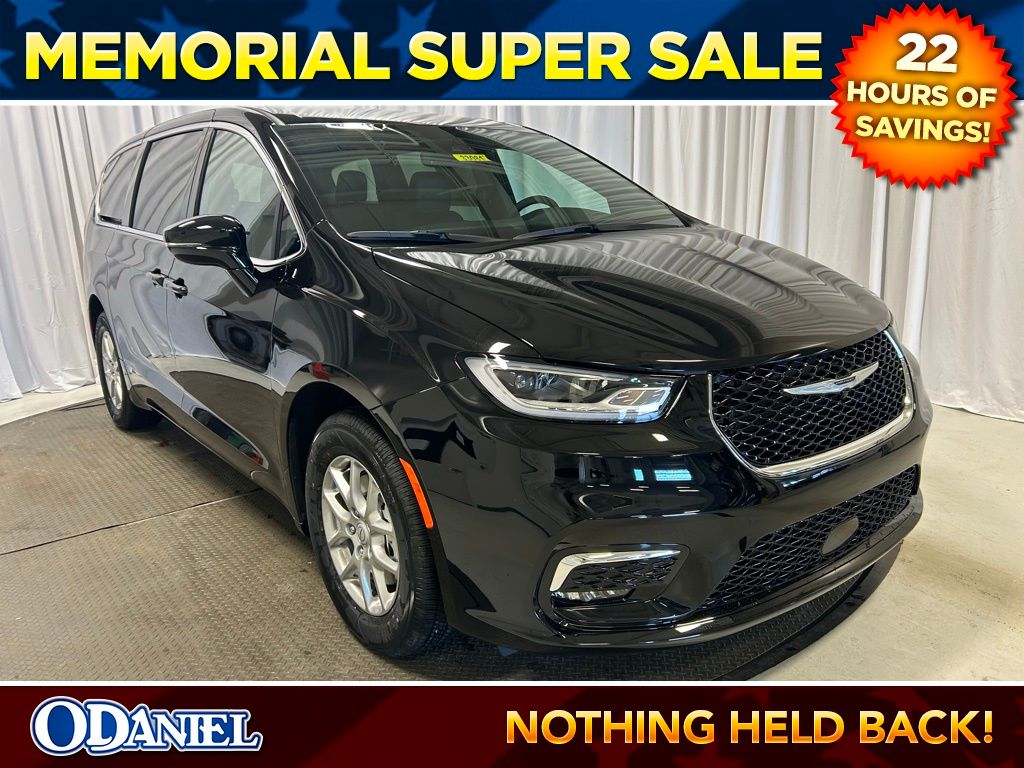 2026 Chrysler Pacifica Select's photo