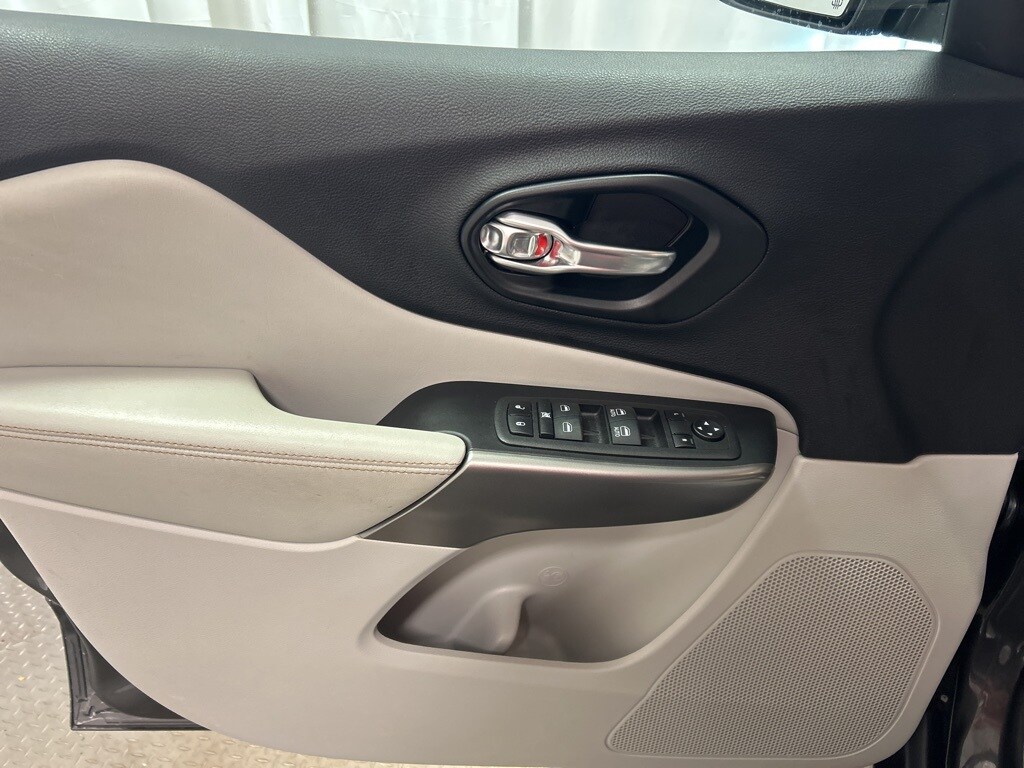 2022 Jeep Cherokee Latitude Lux photo 3