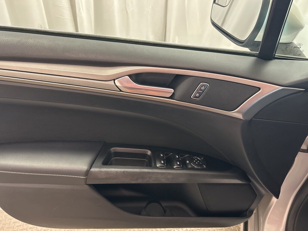 2017 Ford Fusion SE photo 4