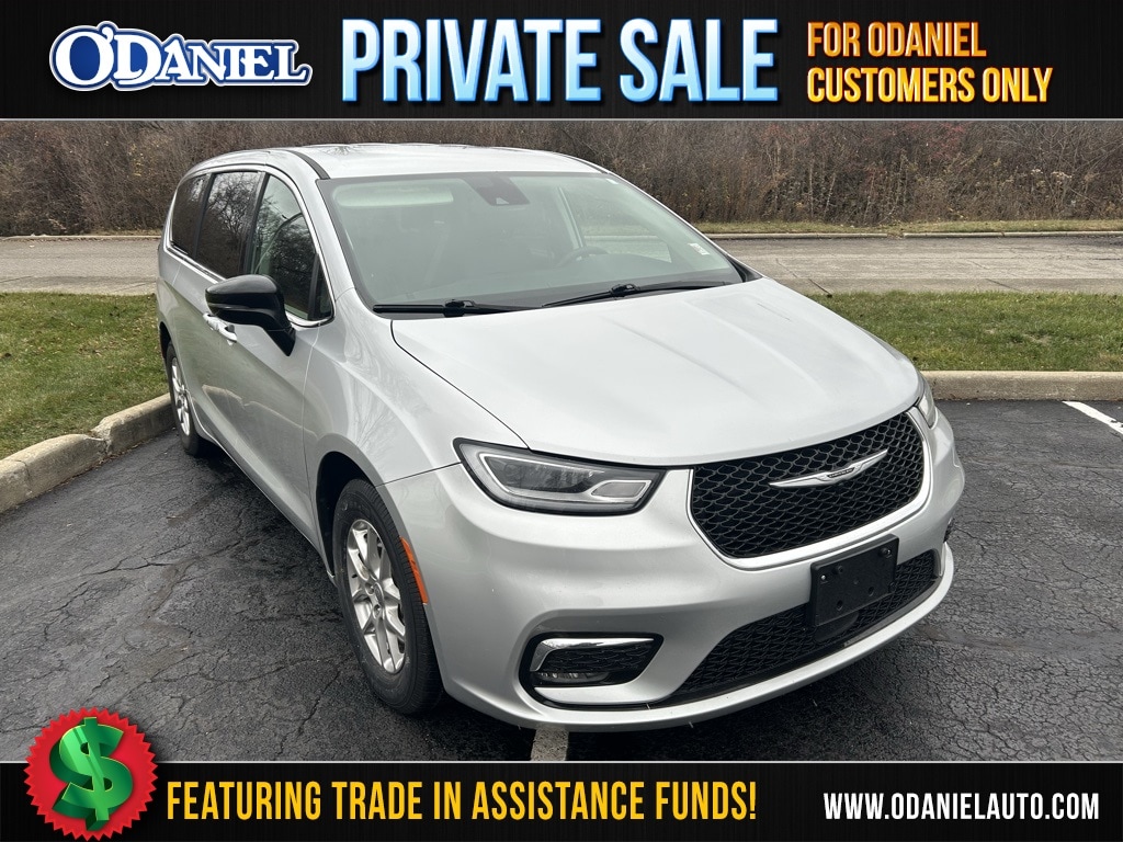 2024 Chrysler Pacifica Touring L's photo