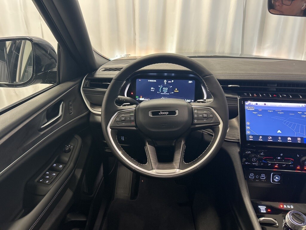 2025 Jeep Grand Cherokee Limited Sport photo 3