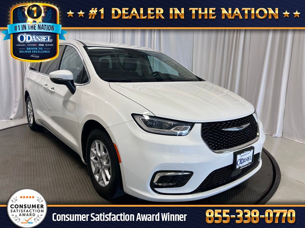 2023 Chrysler Pacifica Touring L's photo
