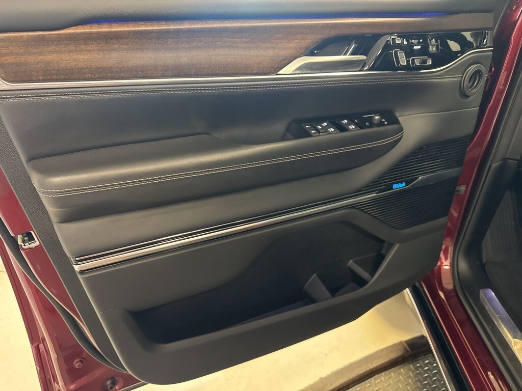 2024 Jeep Grand Wagoneer II photo 4