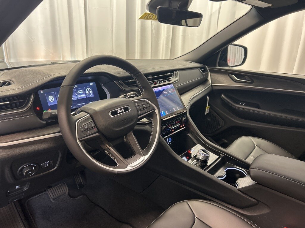 2025 Jeep Grand Cherokee Limited Sport photo 2