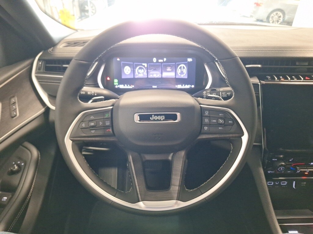 2025 Jeep Grand Cherokee Limited photo 3
