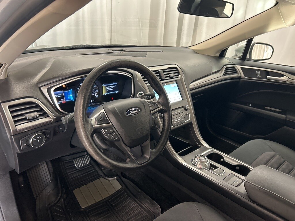 2017 Ford Fusion SE photo 2