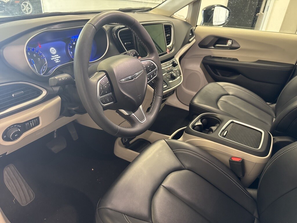 2024 Chrysler Pacifica Touring L photo 3