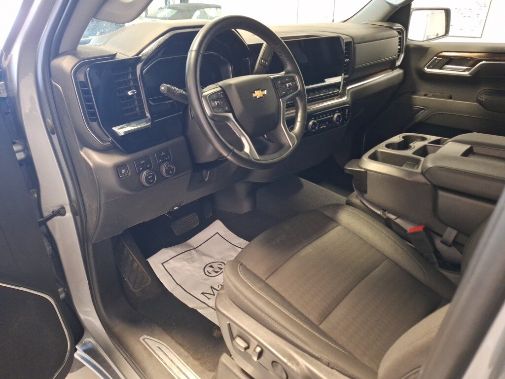 2023 Chevrolet Silverado 1500 LT photo 2