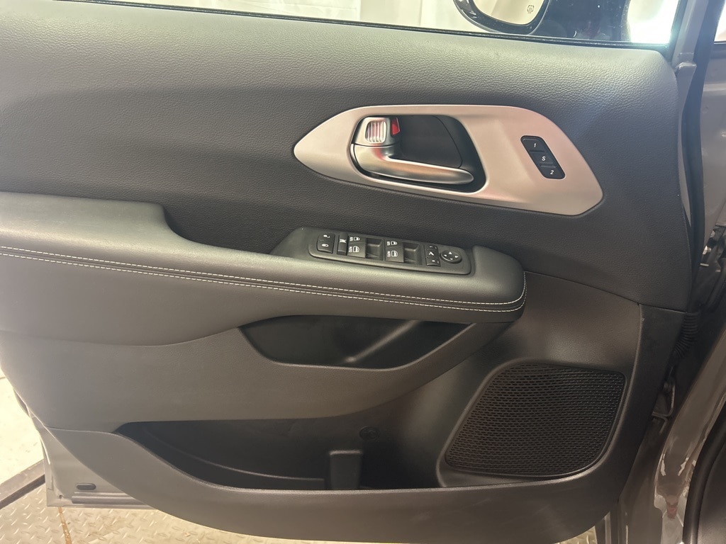 Used 2025 Chrysler Pacifica Limited Van Passenger Van