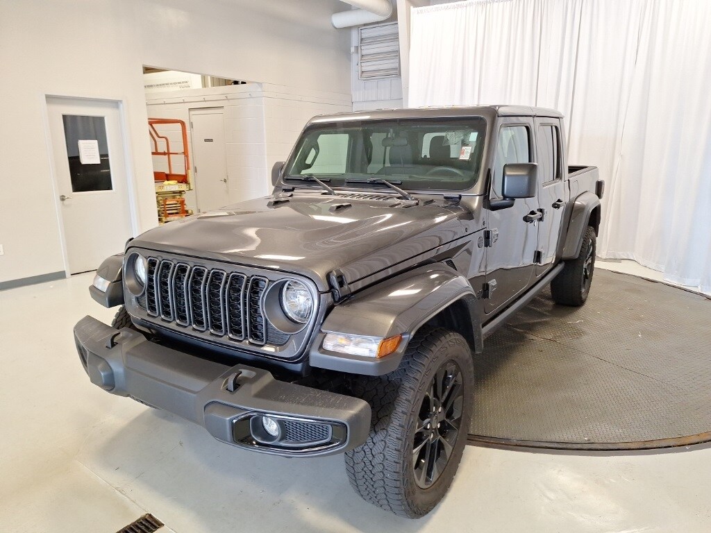 2024 Jeep Gladiator Sport photo 3