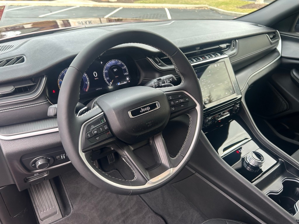 Used 2024 Jeep Grand Cherokee Laredo SUV