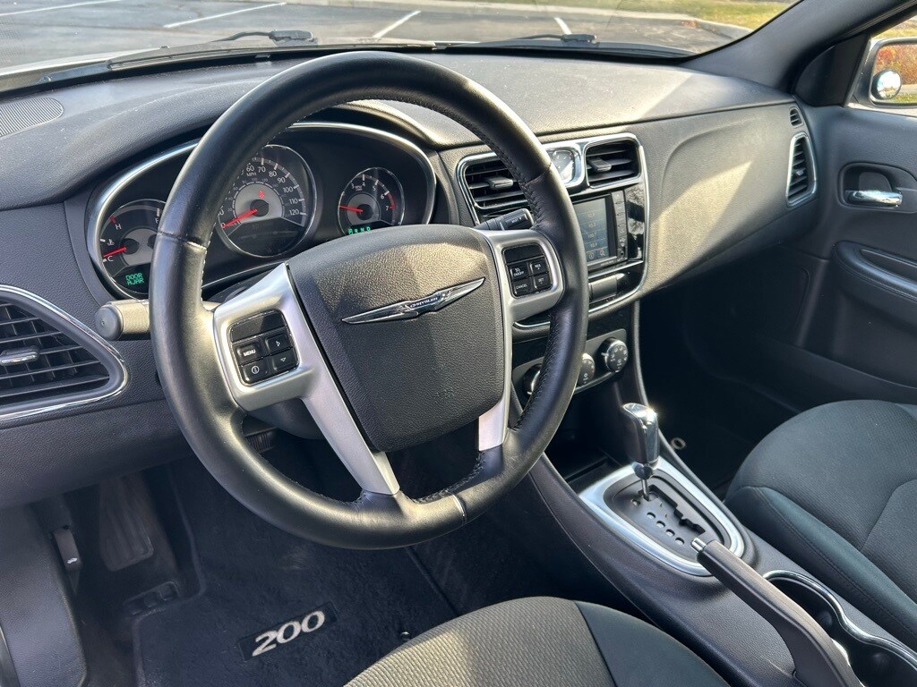 2011 Chrysler 200 Touring photo 2